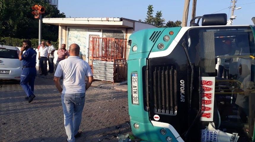 İzmir&rsquo;de Otomobil İle Minib&uuml;s &Ccedil;arpıştı: 6 Yaralı