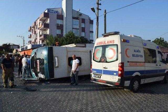 İzmir’de Otomobil İle Minibüs Çarpıştı: 6 Yaralı