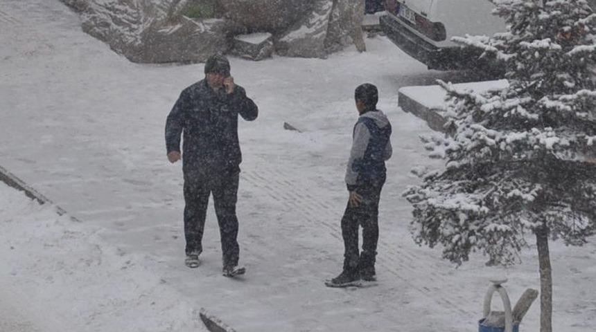 Karslılar G&uuml;ne Karla Başladı