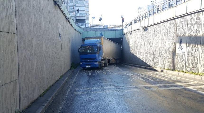 (&ouml;zel Haber) Alt Ge&ccedil;itte Arıza Yapan Tır Trafiği Fel&ccedil; Etti
