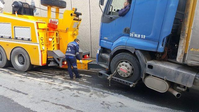 (özel Haber) Alt Geçitte Arıza Yapan Tır Trafiği Felç Etti