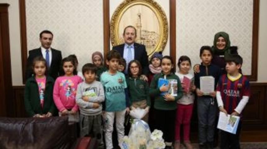 Vali Pehlivan, &Ouml;ğrencileri Misafir Etti