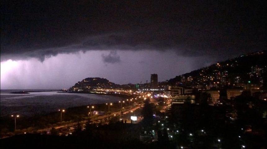 Giresun&rsquo;da Şimşekler G&ouml;ky&uuml;z&uuml;n&uuml; Aydınlattı