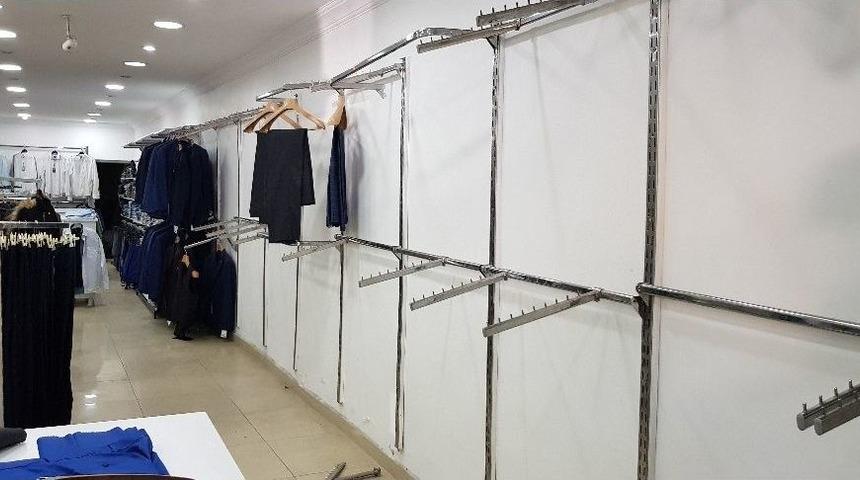 Hırsızlar Kepengi A&ccedil;amayınca D&uuml;kkana Ara&ccedil;la Girmeye &Ccedil;alıştı