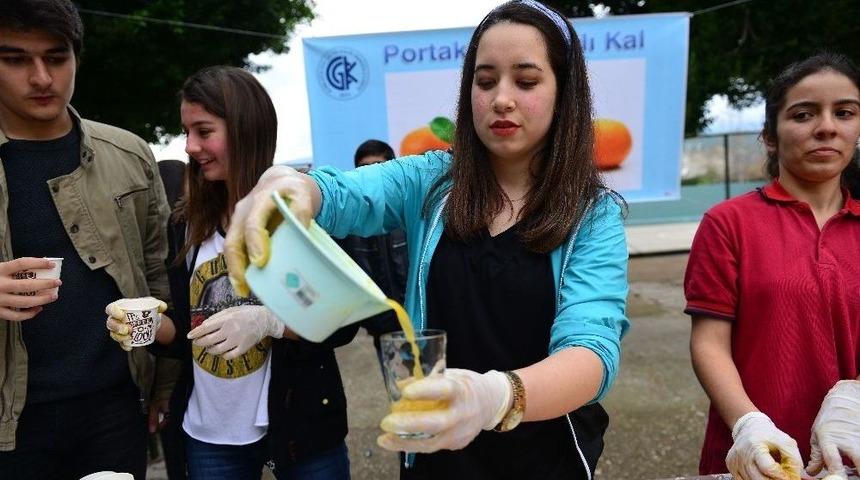 Gazlı İ&ccedil;ecek İ&ccedil;mek Yerine Portakal Sıkıp İkram Ettiler