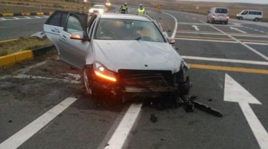 Kırıkkale’de Otomobil Bariyerlere Çarptı: 5 Yaralı