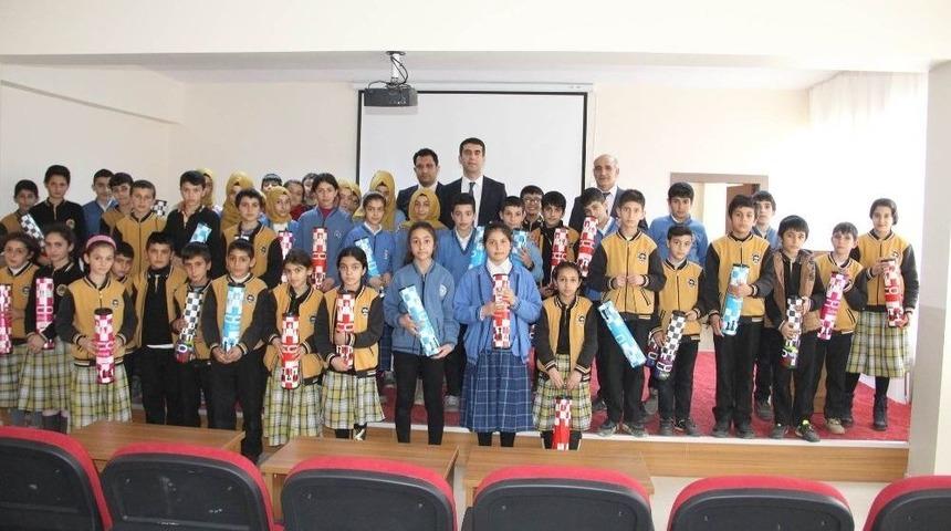 &Ccedil;emişgezek&rsquo;te &Ouml;ğrencilere Satran&ccedil; Takımı Hediye Edildi