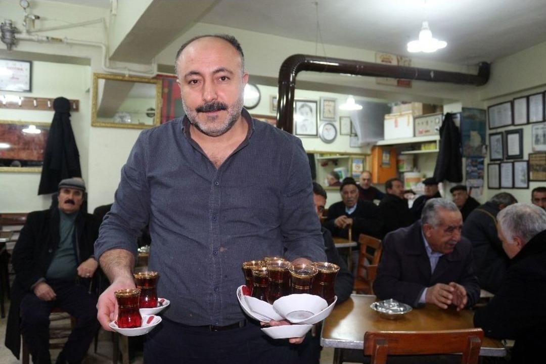 Yaşlılar 75 Yıldır Bu Kahvede &Ccedil;ay İ&ccedil;iyor