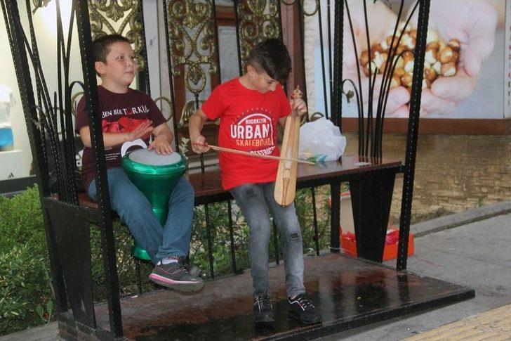 Çocuk Yaştaki Sokak Müzisyenlerinin Performansı Hayran Bıraktı G1