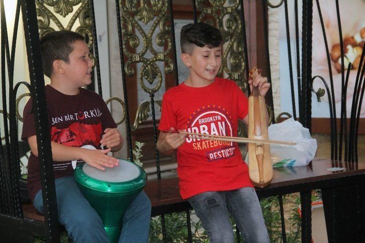 Çocuk Yaştaki Sokak Müzisyenlerinin Performansı Hayran Bıraktı G2