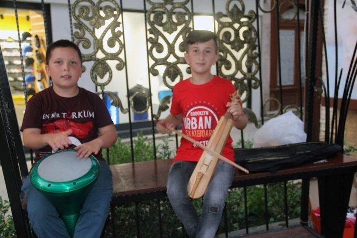 Çocuk Yaştaki Sokak Müzisyenlerinin Performansı Hayran Bıraktı G3