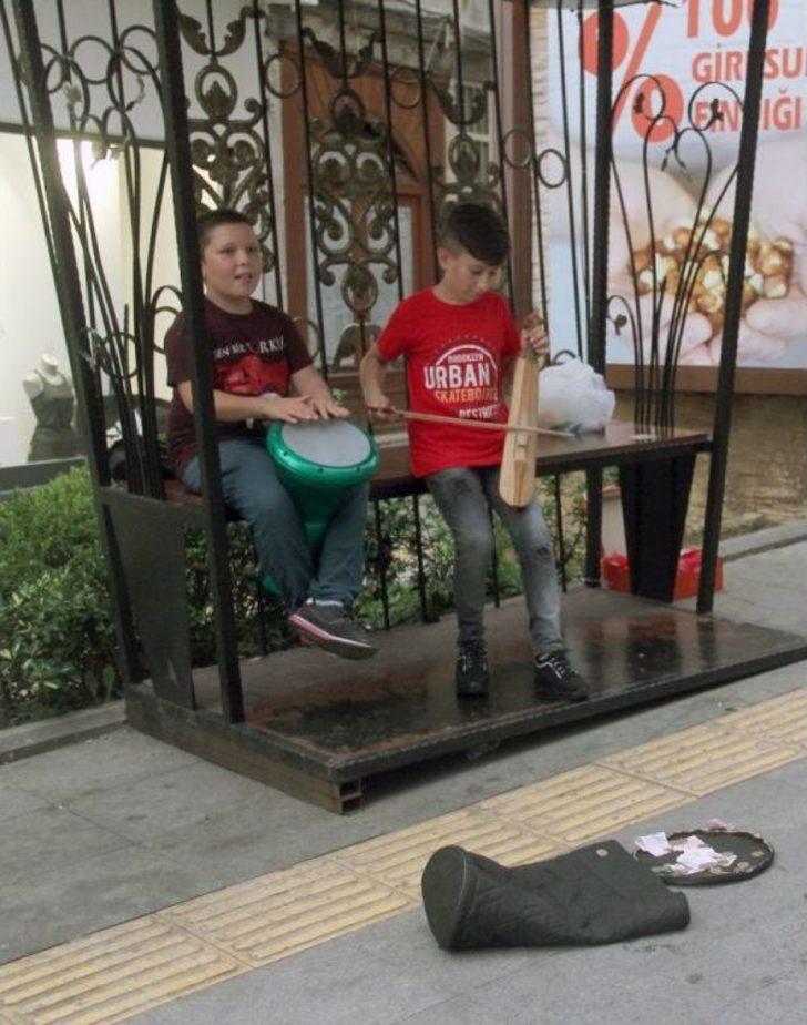 Çocuk Yaştaki Sokak Müzisyenlerinin Performansı Hayran Bıraktı G4