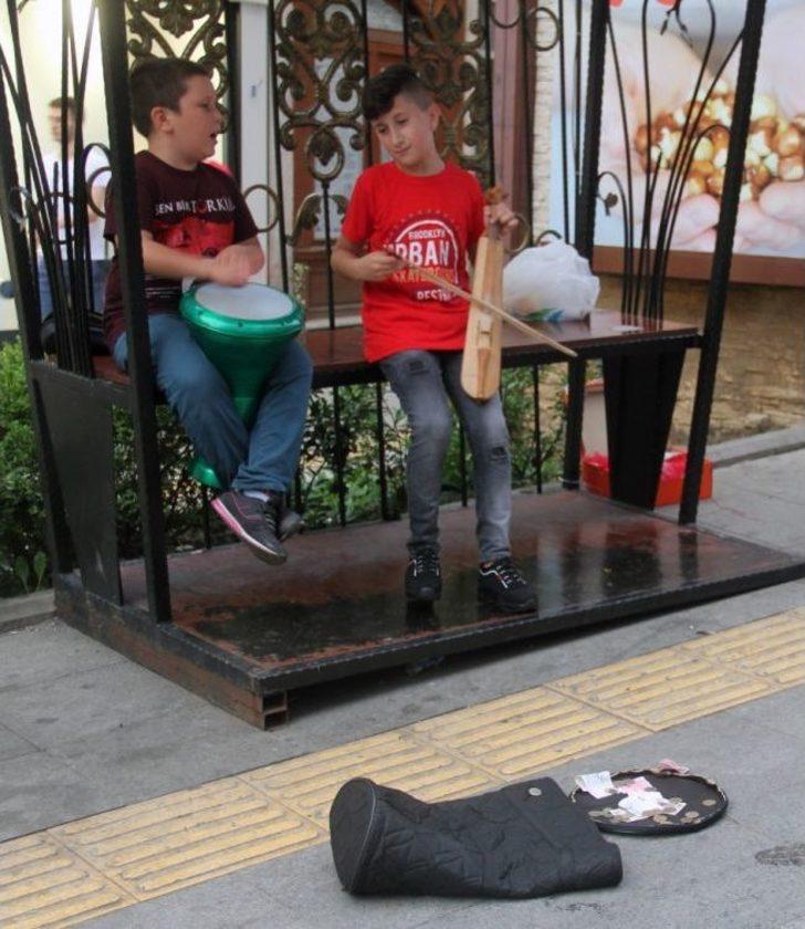 Çocuk Yaştaki Sokak Müzisyenlerinin Performansı Hayran Bıraktı G5