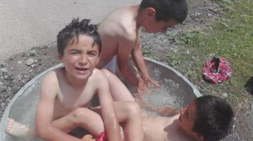 Sıcaktan Bunalan &Ccedil;ocuklar Leğende Serinledi