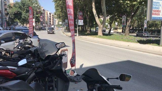 (özel) İstanbul’da Motosikletlinin Ölümden Döndüğü An Kamerada