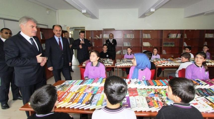 Bayburt Belediyesi&rsquo;nin Okul K&uuml;t&uuml;phanelerine Kitap Bağışları Devam Ediyor