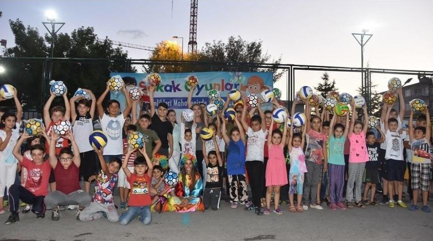 &Ccedil;ocuklar, Unutulmaya Y&uuml;z Tutmuş Oyunları Oynayarak Keyifli Vakit Ge&ccedil;irdi