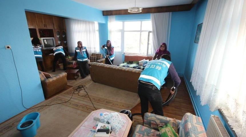 &Uuml;niversite &Ouml;ğrencilerinden G&ouml;n&uuml;ll&uuml; Evde Bakım Hizmeti