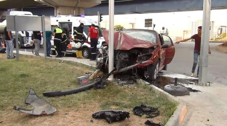 Direğe &Ccedil;arpan Otomobil Alev Aldı: 4 Yaralı