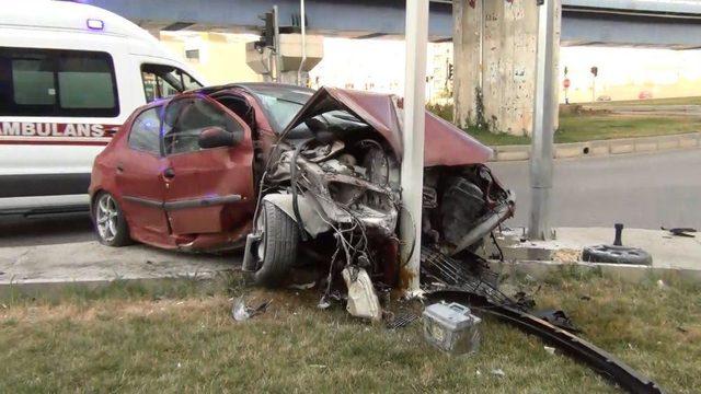 Direğe &Ccedil;arpan Otomobil Alev Aldı: 4 Yaralı 1