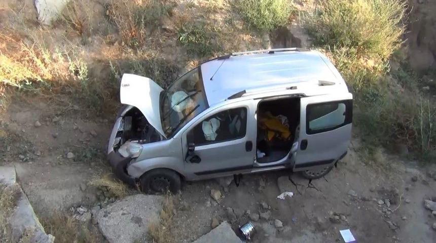 Ara&ccedil; Menfez Kanalına D&uuml;şt&uuml;: 4 Yaralı