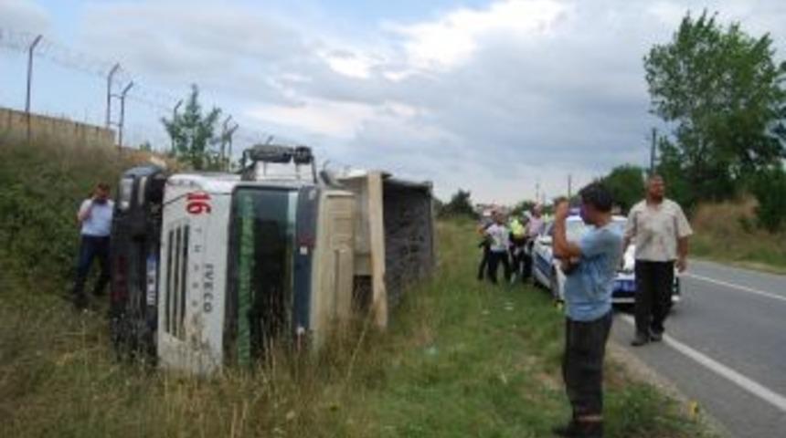 Lastiği Patlayan Kamyon Devrildi