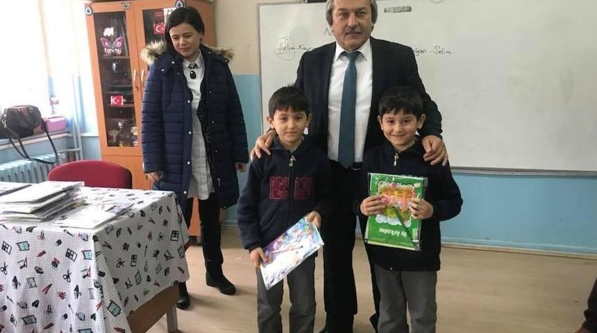 Başkan Şahin Yarıyıl Tatiline Girecek Öğrencilere Kitap Dağıttı