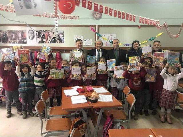 Başkan Şahin Yarıyıl Tatiline Girecek Öğrencilere Kitap Dağıttı