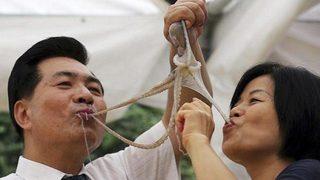 Yemek festivalinde canlı ahtapot yediler