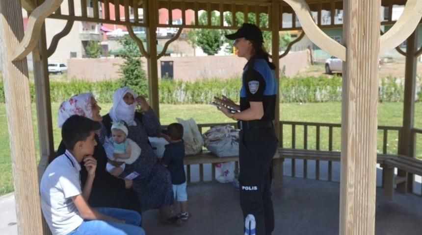 Polis Ekipleri Anne Ve Babaları Bilgilendirdi