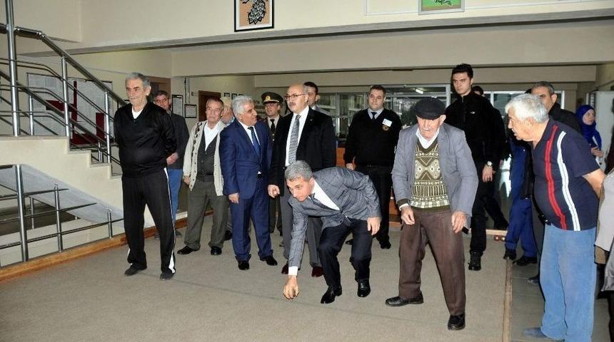 Vali K&ouml;şger, Huzurevinde Yaşlıalrla Bocce Oynadı