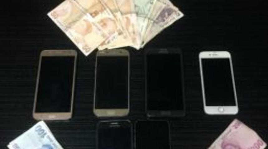 İstanbul&rsquo;da &lsquo;&ouml;r&uuml;mcek Adam&rsquo; Gibi Apartmanlara Tırmanarak Hırsızlık Yapan 3 Kişi Kıskıvrak Yakalandı