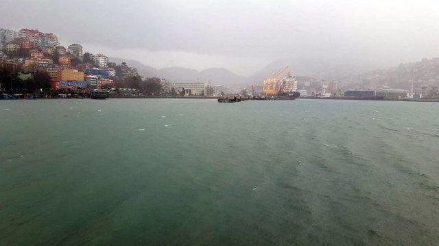 Zonguldak’ta Şiddetli Rüzgar Ve Yağmur Etkili Oldu