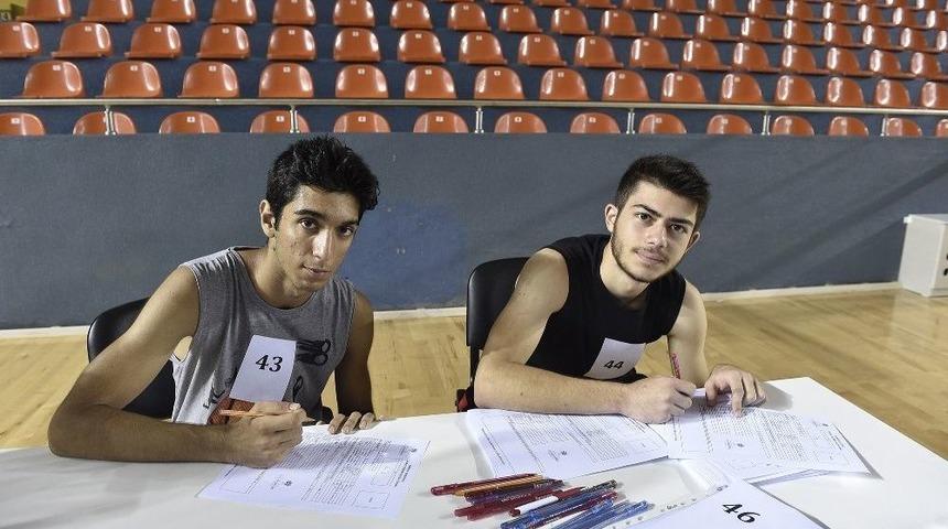 Gen&ccedil;ler H&uuml;nerlerini G&ouml;sterdi