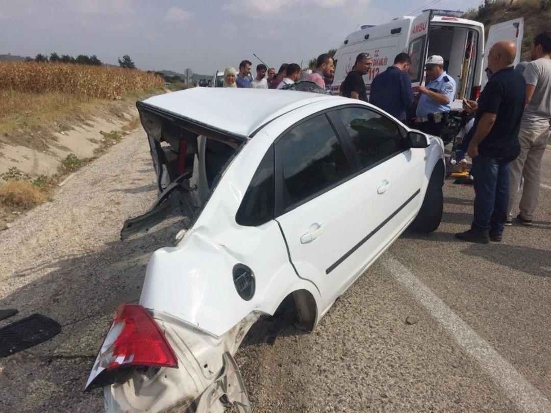 Yolcu Minib&uuml;s&uuml; İle &Ccedil;arpışan Otomobil İkiye B&ouml;l&uuml;nd&uuml;, Yaralılar Var