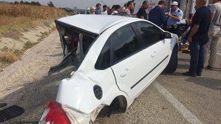Yolcu Minibüsü İle Çarpışan Otomobil İkiye Bölündü, Yaralılar Var