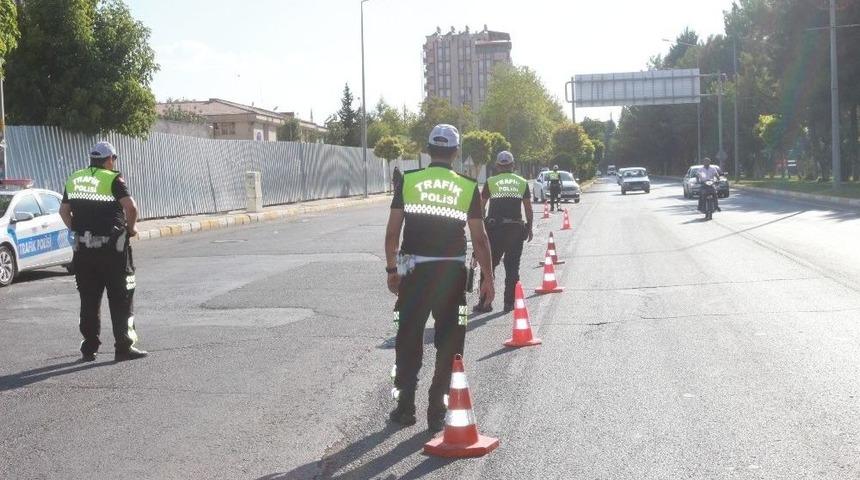 Kapısı A&ccedil;ık İlerleyen Yolcu Otob&uuml;sleri Polisten Ka&ccedil;amıyor
