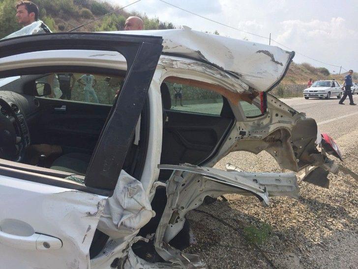 Yolcu Minibüsü İle Çarpışan Otomobil İkiye Bölündü, Yaralılar Var G2