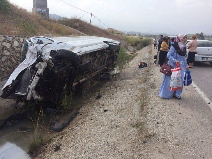 Yolcu Minibüsü İle Çarpışan Otomobil İkiye Bölündü, Yaralılar Var G3