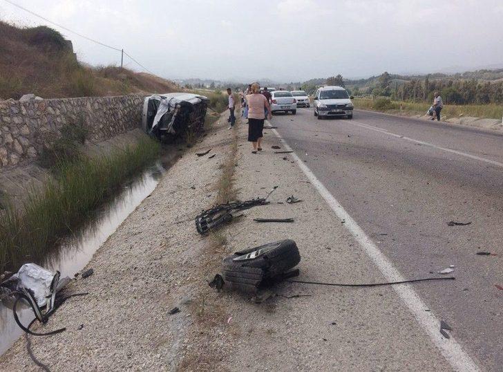 Yolcu Minibüsü İle Çarpışan Otomobil İkiye Bölündü, Yaralılar Var G4