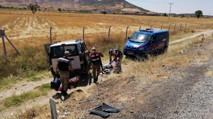 Hafif Ticari Ara&ccedil; Takla Attı: 8 Yaralı