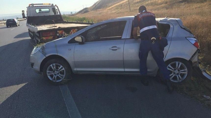 Otomobil Su Kanalına Devrildi: 4 Yaralı