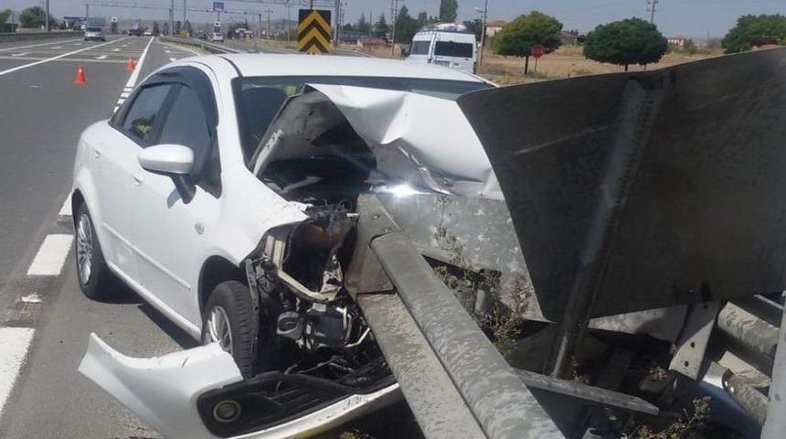 Otomobil Demir Bariyere Saplandı: 5 Yaralı