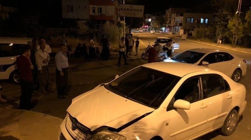 İki Otomobil &Ccedil;arpıştı