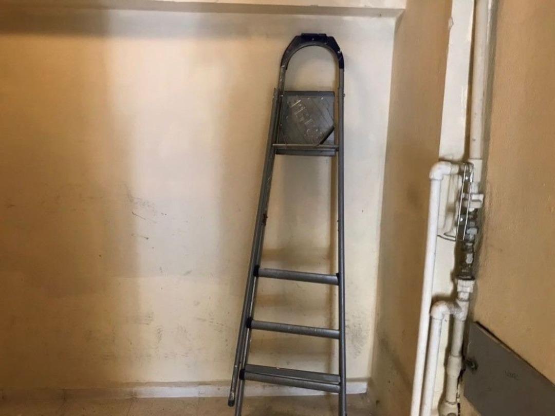 Elindeki Merdiveni Bırakıp Bisikleti &Ccedil;aldı