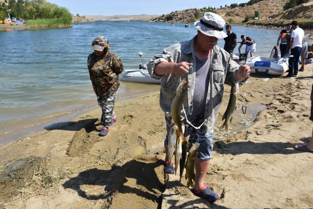 Kırıkkale&rsquo;de Turna Balığı Tutma Yarışı