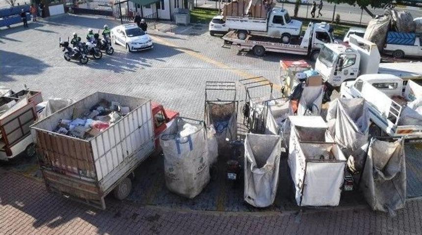 Mersin&rsquo;de Trafiği Tehlikeye Sokan &Ccedil;&ouml;p Ara&ccedil;ları Toplatıldı