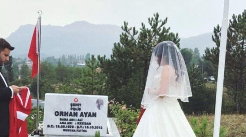 Şehit Kızı, Gelinliğini Giyip D&uuml;ğ&uuml;nden &Ouml;nce Babasının Mezarına Gitti