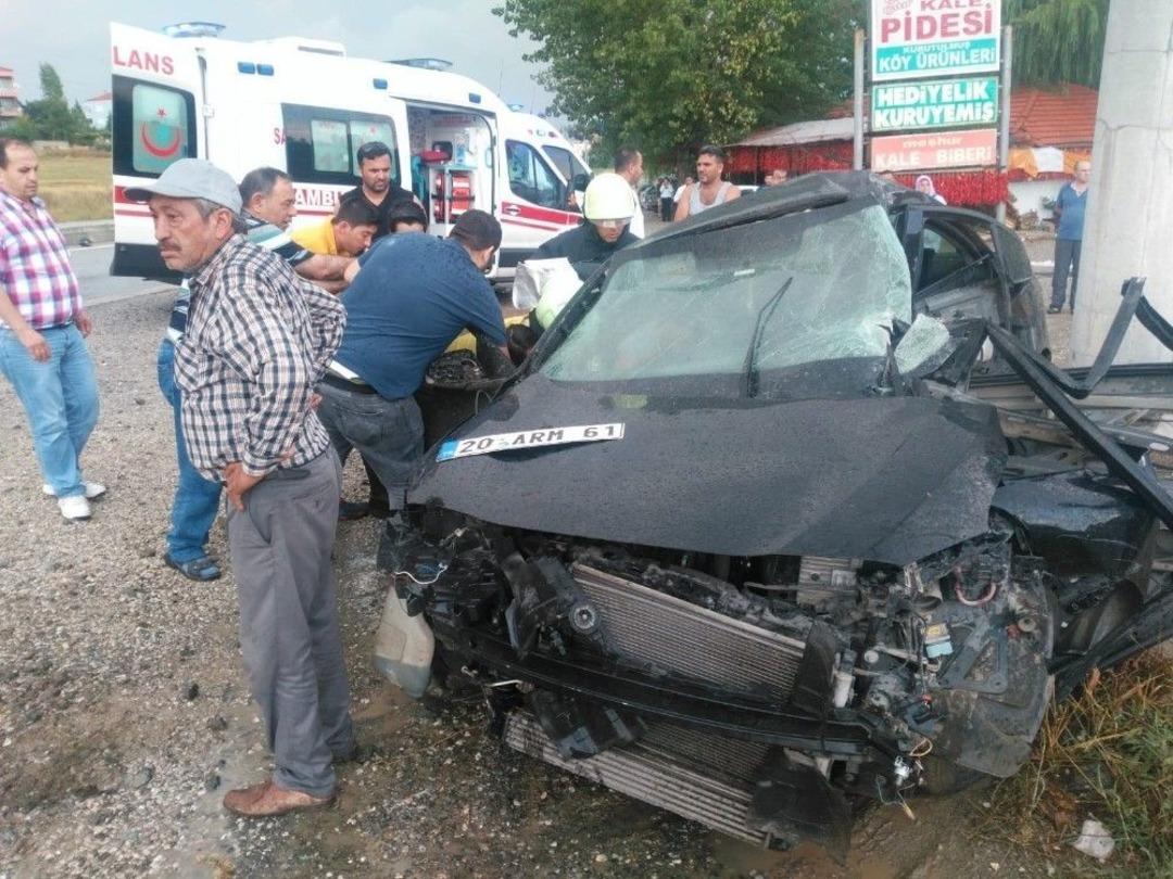 Otomobil Y&ouml;n Tabelasına &Ccedil;arptı: 1 &Ouml;l&uuml;