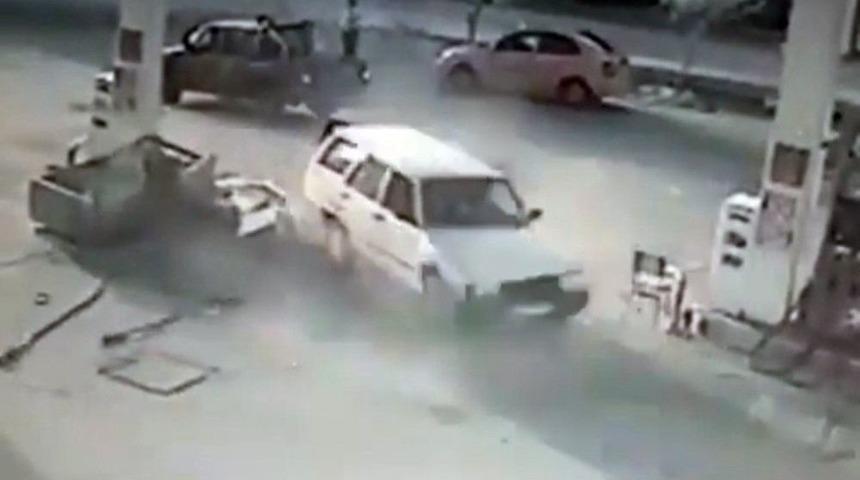 Otomobil Benzinliğe Daldı